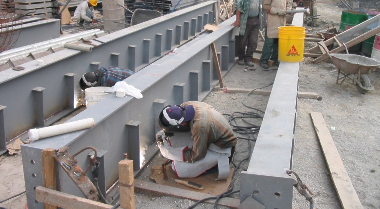 Soldadura de vigas en montaje de estructura metálica